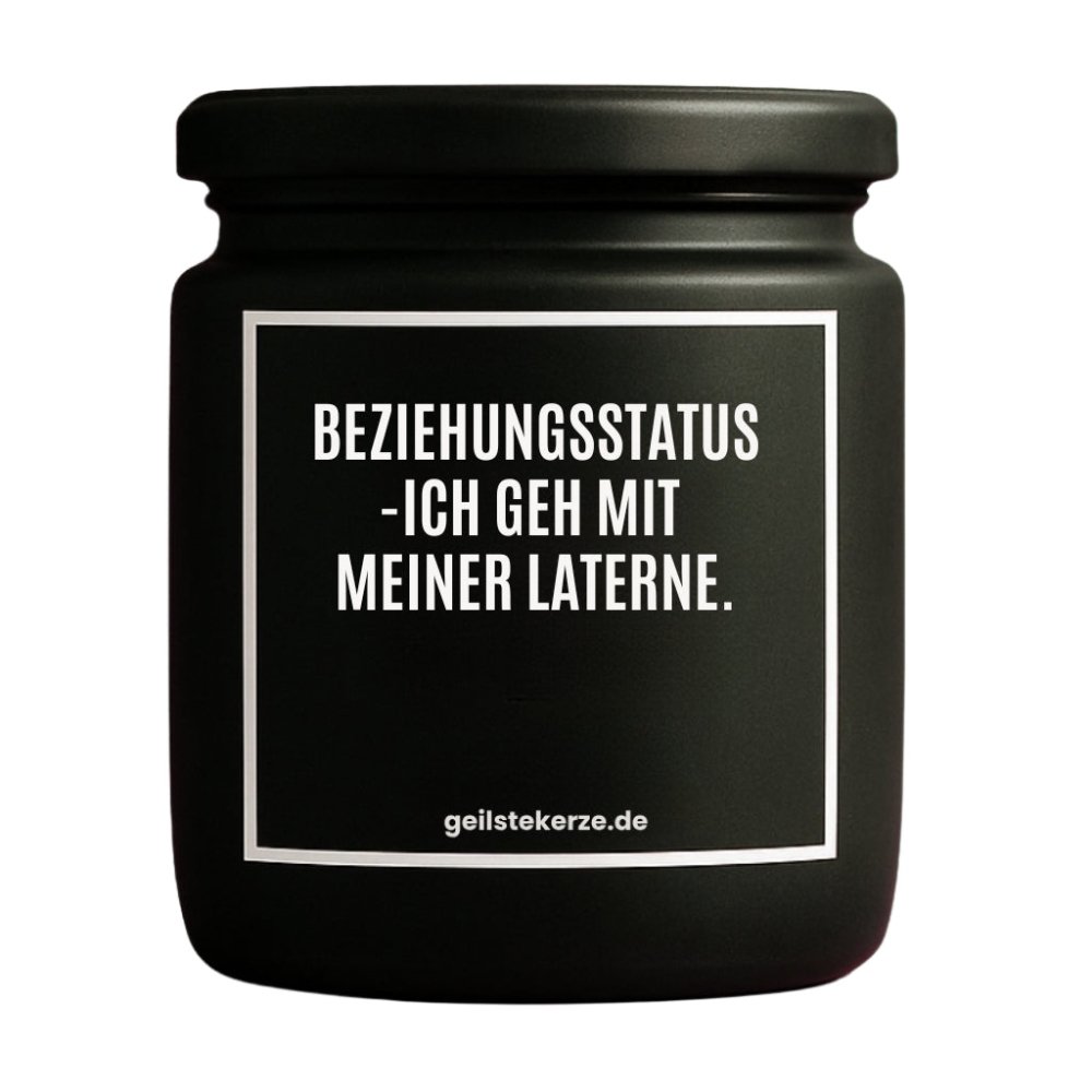 Duftkerze mit Spruch von geilstekerze ist der neue Geschenketrend. Diese witzige Kerze Vegane Bio-Kerze mit Spruch – BEZIEHUNGSSTATUS -ICH GEH MIT MEINER LATERNE. brennt mega lange sagenhafte 80 Stunde, hochwertige ätherische Öle schaffen beste Duftverteilung. Mit 1400 lustigen Sprüchen perfekt zum Verschenken. Handgemacht in Deutschland von geilstekerze.de -Die beste Duftkerze die du kaufen kannst.