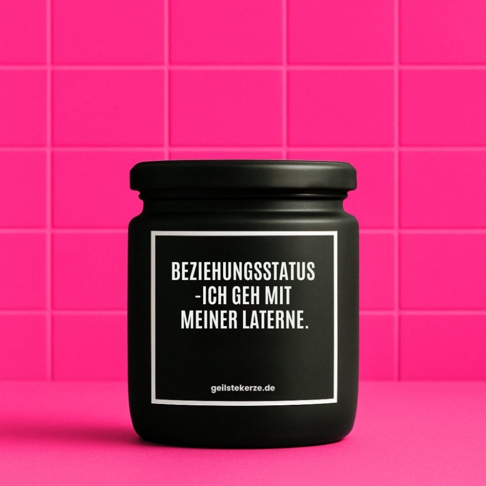 Duftkerze mit Spruch von geilstekerze ist der neue Geschenketrend. Diese witzige Kerze Vegane Bio-Kerze mit Spruch – BEZIEHUNGSSTATUS -ICH GEH MIT MEINER LATERNE. brennt mega lange sagenhafte 80 Stunde, hochwertige ätherische Öle schaffen beste Duftverteilung. Mit 1400 lustigen Sprüchen perfekt zum Verschenken. Handgemacht in Deutschland von geilstekerze.de -Die beste Duftkerze die du kaufen kannst.