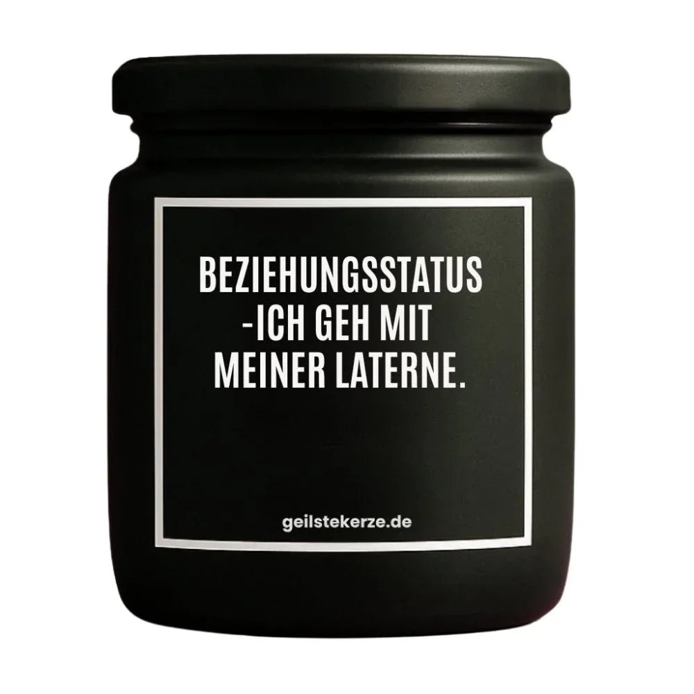 BEZIEHUNGSSTATUS ICH GEH MIT MEINER LATERNE Duftkerze Detail – Sojawachs