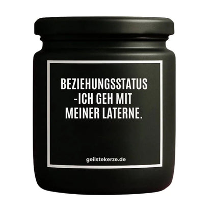 BEZIEHUNGSSTATUS ICH GEH MIT MEINER LATERNE Duftkerze Detail – Sojawachs