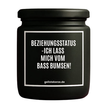 Duftkerze mit Spruch von geilstekerze ist der neue Geschenketrend. Diese witzige Kerze Vegane Bio-Kerze mit Spruch – BEZIEHUNGSSTATUS -ICH LASS MICH VOM BASS BUMSEN! brennt mega lange sagenhafte 80 Stunde, hochwertige ätherische Öle schaffen beste Duftverteilung. Mit 1400 lustigen Sprüchen perfekt zum Verschenken. Handgemacht in Deutschland von geilstekerze.de -Die beste Duftkerze die du kaufen kannst.