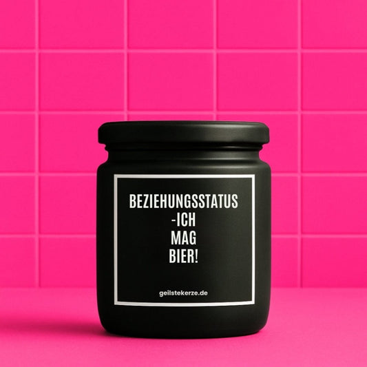 Duftkerze mit Spruch von geilstekerze ist der neue Geschenketrend. Diese witzige Kerze Vegane Bio-Kerze mit Spruch – BEZIEHUNGSSTATUS -ICH MAG BIER! brennt mega lange sagenhafte 80 Stunde, hochwertige ätherische Öle schaffen beste Duftverteilung. Mit 1400 lustigen Sprüchen perfekt zum Verschenken. Handgemacht in Deutschland von geilstekerze.de -Die beste Duftkerze die du kaufen kannst.