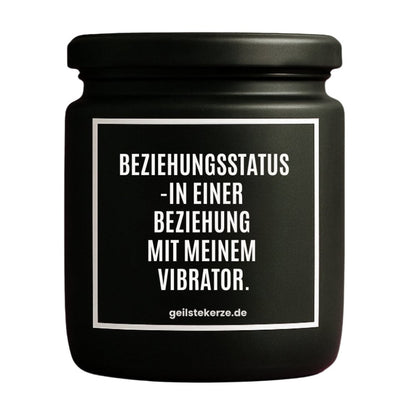 Duftkerze mit Spruch von geilstekerze ist der neue Geschenketrend. Diese witzige Kerze Vegane Bio-Kerze mit Spruch – BEZIEHUNGSSTATUS -IN EINER BEZIEHUNG MIT MEINEM VIBRATOR brennt mega lange sagenhafte 80 Stunde, hochwertige ätherische Öle schaffen beste Duftverteilung. Mit 1400 lustigen Sprüchen perfekt zum Verschenken. Handgemacht in Deutschland von geilstekerze.de -Die beste Duftkerze die du kaufen kannst.