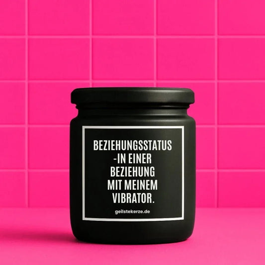 Vegane Bio-Kerze mit Spruch – BEZIEHUNGSSTATUS -IN EINER BEZIEHUNG MIT MEINEM VIBRATOR