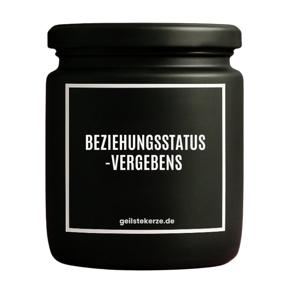 Duftkerze mit Spruch von geilstekerze ist der neue Geschenketrend. Diese witzige Kerze Vegane Bio-Kerze mit Spruch – BEZIEHUNGSSTATUS -VERGEBENS brennt mega lange sagenhafte 80 Stunde, hochwertige ätherische Öle schaffen beste Duftverteilung. Mit 1400 lustigen Sprüchen perfekt zum Verschenken. Handgemacht in Deutschland von geilstekerze.de -Die beste Duftkerze die du kaufen kannst.