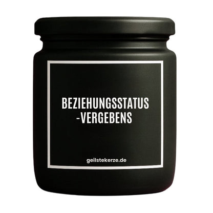 Duftkerze mit Spruch von geilstekerze ist der neue Geschenketrend. Diese witzige Kerze Vegane Bio-Kerze mit Spruch – BEZIEHUNGSSTATUS -VERGEBENS brennt mega lange sagenhafte 80 Stunde, hochwertige ätherische Öle schaffen beste Duftverteilung. Mit 1400 lustigen Sprüchen perfekt zum Verschenken. Handgemacht in Deutschland von geilstekerze.de -Die beste Duftkerze die du kaufen kannst.