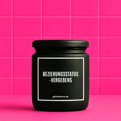 Duftkerze mit Spruch von geilstekerze ist der neue Geschenketrend. Diese witzige Kerze Vegane Bio-Kerze mit Spruch – BEZIEHUNGSSTATUS -VERGEBENS brennt mega lange sagenhafte 80 Stunde, hochwertige ätherische Öle schaffen beste Duftverteilung. Mit 1400 lustigen Sprüchen perfekt zum Verschenken. Handgemacht in Deutschland von geilstekerze.de -Die beste Duftkerze die du kaufen kannst.