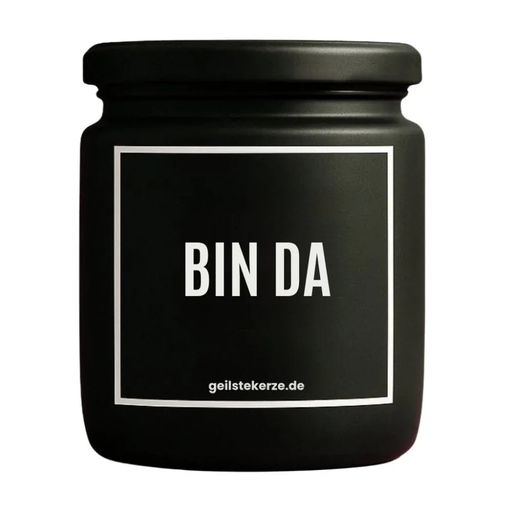 Duftkerze mit Spruch von geilstekerze ist der neue Geschenketrend. Diese witzige Kerze Vegane Bio-Kerze mit Spruch – BIN DA brennt mega lange sagenhafte 80 Stunde, hochwertige ätherische Öle schaffen beste Duftverteilung. Mit 1400 lustigen Sprüchen perfekt zum Verschenken. Handgemacht in Deutschland von geilstekerze.de -Die beste Duftkerze die du kaufen kannst.