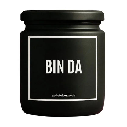 Duftkerze mit Spruch von geilstekerze ist der neue Geschenketrend. Diese witzige Kerze Vegane Bio-Kerze mit Spruch – BIN DA brennt mega lange sagenhafte 80 Stunde, hochwertige ätherische Öle schaffen beste Duftverteilung. Mit 1400 lustigen Sprüchen perfekt zum Verschenken. Handgemacht in Deutschland von geilstekerze.de -Die beste Duftkerze die du kaufen kannst.