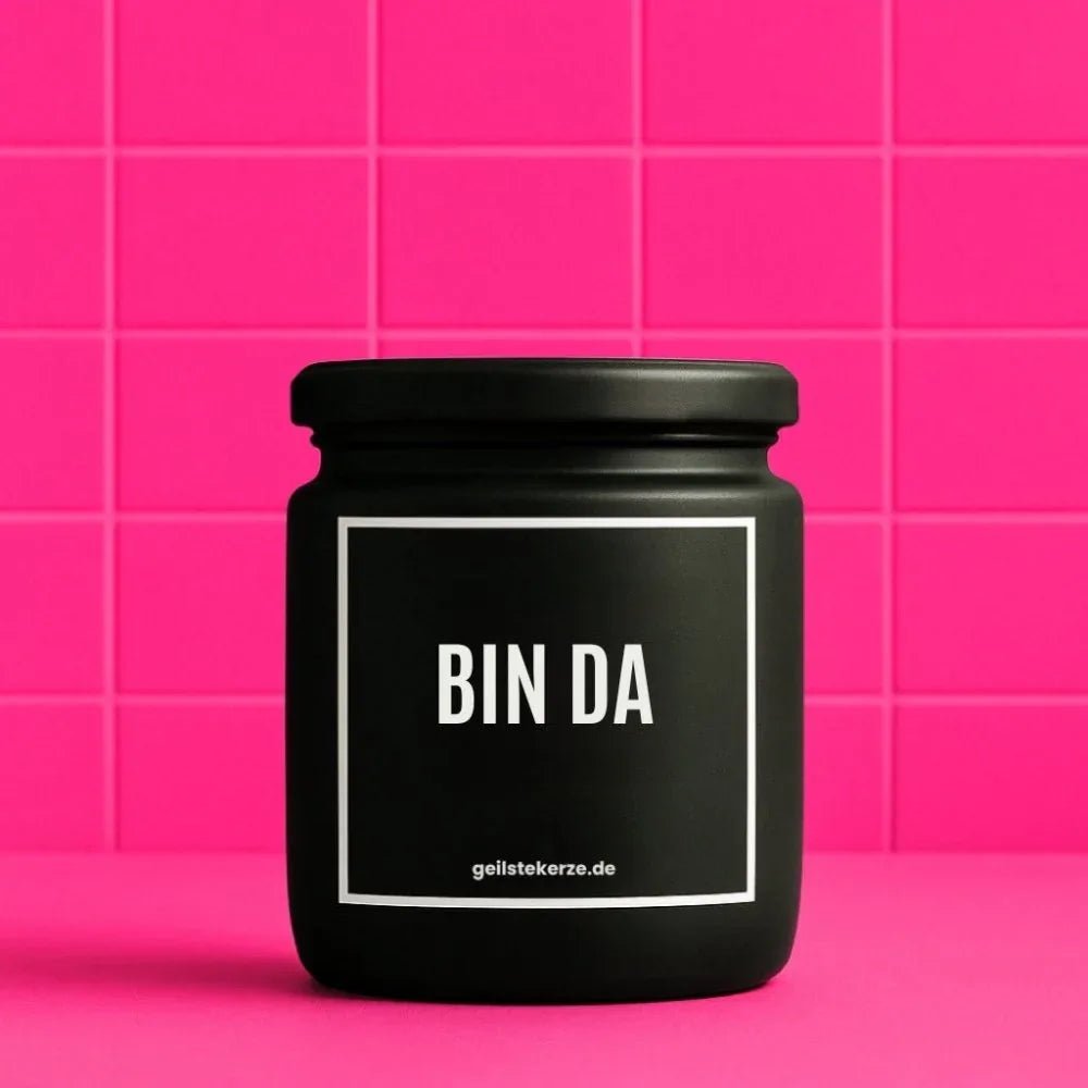 Duftkerze mit Spruch von geilstekerze ist der neue Geschenketrend. Diese witzige Kerze Vegane Bio-Kerze mit Spruch – BIN DA brennt mega lange sagenhafte 80 Stunde, hochwertige ätherische Öle schaffen beste Duftverteilung. Mit 1400 lustigen Sprüchen perfekt zum Verschenken. Handgemacht in Deutschland von geilstekerze.de -Die beste Duftkerze die du kaufen kannst.