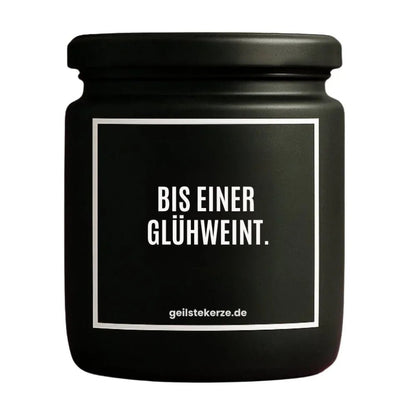Duftkerze mit Spruch von geilstekerze ist der neue Geschenketrend. Diese witzige Kerze Vegane Bio-Kerze mit Spruch – BIS EINER GLÜHWEINT. brennt mega lange sagenhafte 80 Stunde, hochwertige ätherische Öle schaffen beste Duftverteilung. Mit 1400 lustigen Sprüchen perfekt zum Verschenken. Handgemacht in Deutschland von geilstekerze.de -Die beste Duftkerze die du kaufen kannst.