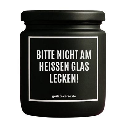 Duftkerze mit Spruch von geilstekerze ist der neue Geschenketrend. Diese witzige Kerze Vegane Bio-Kerze mit Spruch – BITTE NICHT AM HEISSEN GLAS LECKEN! brennt mega lange sagenhafte 80 Stunde, hochwertige ätherische Öle schaffen beste Duftverteilung. Mit 1400 lustigen Sprüchen perfekt zum Verschenken. Handgemacht in Deutschland von geilstekerze.de -Die beste Duftkerze die du kaufen kannst.