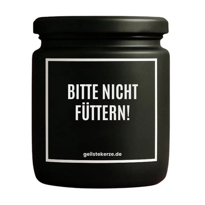Duftkerze mit Spruch von geilstekerze ist der neue Geschenketrend. Diese witzige Kerze Vegane Bio-Kerze mit Spruch – BITTE NICHT FÜTTERN! brennt mega lange sagenhafte 80 Stunde, hochwertige ätherische Öle schaffen beste Duftverteilung. Mit 1400 lustigen Sprüchen perfekt zum Verschenken. Handgemacht in Deutschland von geilstekerze.de -Die beste Duftkerze die du kaufen kannst.