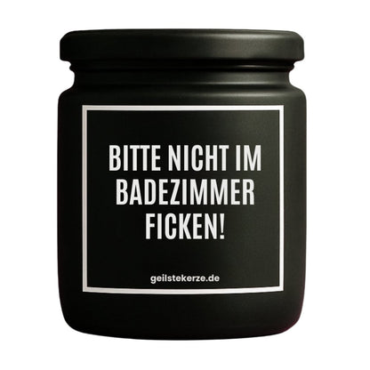 Duftkerze mit Spruch von geilstekerze ist der neue Geschenketrend. Diese witzige Kerze Vegane Bio-Kerze mit Spruch – BITTE NICHT IM BADEZIMMER FICKEN! brennt mega lange sagenhafte 80 Stunde, hochwertige ätherische Öle schaffen beste Duftverteilung. Mit 1400 lustigen Sprüchen perfekt zum Verschenken. Handgemacht in Deutschland von geilstekerze.de -Die beste Duftkerze die du kaufen kannst.
