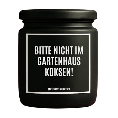 Duftkerze mit Spruch von geilstekerze ist der neue Geschenketrend. Diese witzige Kerze Vegane Bio-Kerze mit Spruch – BITTE NICHT IM GARTENHAUS KOKSEN! brennt mega lange sagenhafte 80 Stunde, hochwertige ätherische Öle schaffen beste Duftverteilung. Mit 1400 lustigen Sprüchen perfekt zum Verschenken. Handgemacht in Deutschland von geilstekerze.de -Die beste Duftkerze die du kaufen kannst.