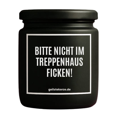 Duftkerze mit Spruch von geilstekerze ist der neue Geschenketrend. Diese witzige Kerze Vegane Bio-Kerze mit Spruch – BITTE NICHT IM TREPPENHAUS FICKEN! brennt mega lange sagenhafte 80 Stunde, hochwertige ätherische Öle schaffen beste Duftverteilung. Mit 1400 lustigen Sprüchen perfekt zum Verschenken. Handgemacht in Deutschland von geilstekerze.de -Die beste Duftkerze die du kaufen kannst.