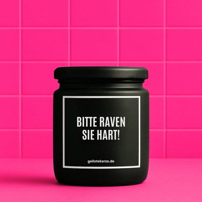 Duftkerze mit Spruch von geilstekerze ist der neue Geschenketrend. Diese witzige Kerze Vegane Bio-Kerze mit Spruch – BITTE RAVEN SIE HART! brennt mega lange sagenhafte 80 Stunde, hochwertige ätherische Öle schaffen beste Duftverteilung. Mit 1400 lustigen Sprüchen perfekt zum Verschenken. Handgemacht in Deutschland von geilstekerze.de -Die beste Duftkerze die du kaufen kannst.
