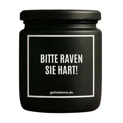 Duftkerze mit Spruch von geilstekerze ist der neue Geschenketrend. Diese witzige Kerze Vegane Bio-Kerze mit Spruch – BITTE RAVEN SIE HART! brennt mega lange sagenhafte 80 Stunde, hochwertige ätherische Öle schaffen beste Duftverteilung. Mit 1400 lustigen Sprüchen perfekt zum Verschenken. Handgemacht in Deutschland von geilstekerze.de -Die beste Duftkerze die du kaufen kannst.