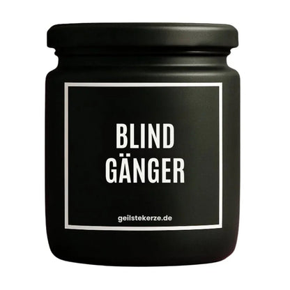 Duftkerze mit Spruch von geilstekerze ist der neue Geschenketrend. Diese witzige Kerze Vegane Bio-Kerze mit Spruch – BLINDGÄNGER brennt mega lange sagenhafte 80 Stunde, hochwertige ätherische Öle schaffen beste Duftverteilung. Mit 1400 lustigen Sprüchen perfekt zum Verschenken. Handgemacht in Deutschland von geilstekerze.de -Die beste Duftkerze die du kaufen kannst.