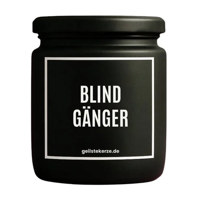 Duftkerze mit Spruch von geilstekerze ist der neue Geschenketrend. Diese witzige Kerze Vegane Bio-Kerze mit Spruch – BLINDGÄNGER brennt mega lange sagenhafte 80 Stunde, hochwertige ätherische Öle schaffen beste Duftverteilung. Mit 1400 lustigen Sprüchen perfekt zum Verschenken. Handgemacht in Deutschland von geilstekerze.de -Die beste Duftkerze die du kaufen kannst.