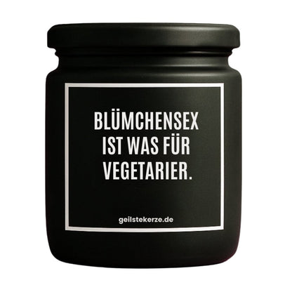 Duftkerze mit Spruch von geilstekerze ist der neue Geschenketrend. Diese witzige Kerze Vegane Bio-Kerze mit Spruch – BLÜMCHENSEX IST WAS FÜR VEGETARIER. brennt mega lange sagenhafte 80 Stunde, hochwertige ätherische Öle schaffen beste Duftverteilung. Mit 1400 lustigen Sprüchen perfekt zum Verschenken. Handgemacht in Deutschland von geilstekerze.de -Die beste Duftkerze die du kaufen kannst.
