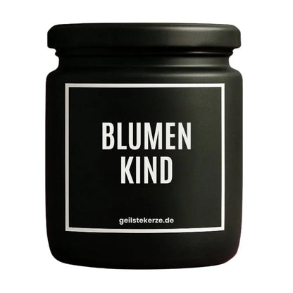 Duftkerze mit Spruch von geilstekerze ist der neue Geschenketrend. Diese witzige Kerze Vegane Bio-Kerze mit Spruch – BLUMENKIND brennt mega lange sagenhafte 80 Stunde, hochwertige ätherische Öle schaffen beste Duftverteilung. Mit 1400 lustigen Sprüchen perfekt zum Verschenken. Handgemacht in Deutschland von geilstekerze.de -Die beste Duftkerze die du kaufen kannst.