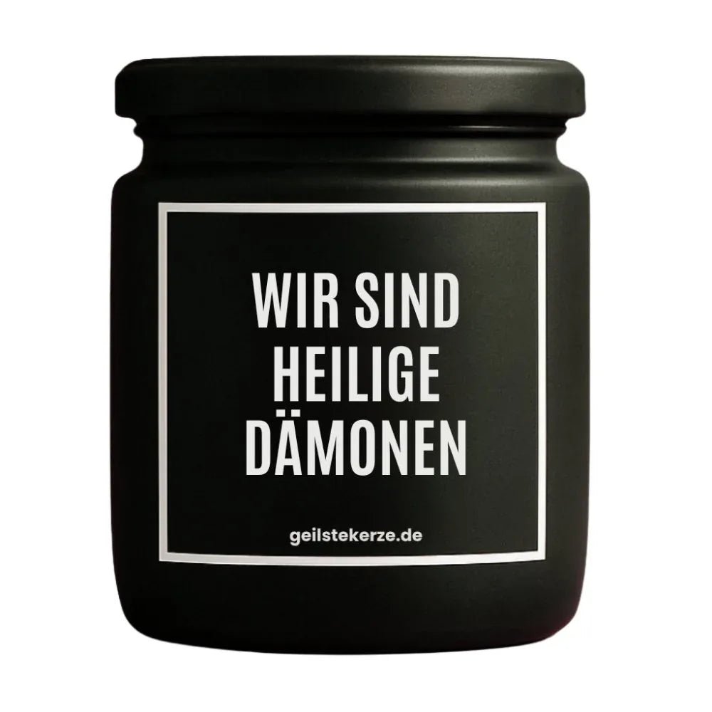 Duftkerze mit Spruch von geilstekerze ist der neue Geschenketrend. Diese witzige Kerze Vegane Bio-Kerze mit Spruch – BO! WIR SIND HEILIGE DÄMONEN brennt mega lange sagenhafte 80 Stunde, hochwertige ätherische Öle schaffen beste Duftverteilung. Mit 1400 lustigen Sprüchen perfekt zum Verschenken. Handgemacht in Deutschland von geilstekerze.de -Die beste Duftkerze die du kaufen kannst.