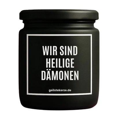 Duftkerze mit Spruch von geilstekerze ist der neue Geschenketrend. Diese witzige Kerze Vegane Bio-Kerze mit Spruch – BO! WIR SIND HEILIGE DÄMONEN brennt mega lange sagenhafte 80 Stunde, hochwertige ätherische Öle schaffen beste Duftverteilung. Mit 1400 lustigen Sprüchen perfekt zum Verschenken. Handgemacht in Deutschland von geilstekerze.de -Die beste Duftkerze die du kaufen kannst.
