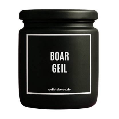 Duftkerze mit Spruch von geilstekerze ist der neue Geschenketrend. Diese witzige Kerze Vegane Bio-Kerze mit Spruch – BOAR GEIL brennt mega lange sagenhafte 80 Stunde, hochwertige ätherische Öle schaffen beste Duftverteilung. Mit 1400 lustigen Sprüchen perfekt zum Verschenken. Handgemacht in Deutschland von geilstekerze.de -Die beste Duftkerze die du kaufen kannst.