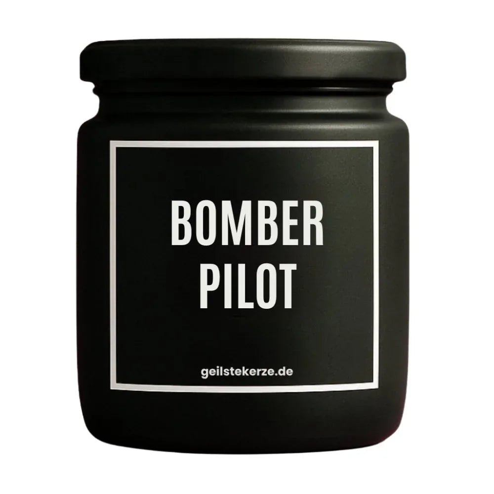Duftkerze mit Spruch von geilstekerze ist der neue Geschenketrend. Diese witzige Kerze Vegane Bio-Kerze mit Spruch – BOMBERPILOT brennt mega lange sagenhafte 80 Stunde, hochwertige ätherische Öle schaffen beste Duftverteilung. Mit 1400 lustigen Sprüchen perfekt zum Verschenken. Handgemacht in Deutschland von geilstekerze.de -Die beste Duftkerze die du kaufen kannst.