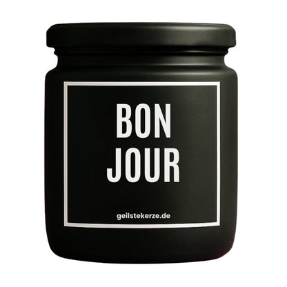 Duftkerze mit Spruch von geilstekerze ist der neue Geschenketrend. Diese witzige Kerze Vegane Bio-Kerze mit Spruch – BON JOUR brennt mega lange sagenhafte 80 Stunde, hochwertige ätherische Öle schaffen beste Duftverteilung. Mit 1400 lustigen Sprüchen perfekt zum Verschenken. Handgemacht in Deutschland von geilstekerze.de -Die beste Duftkerze die du kaufen kannst.