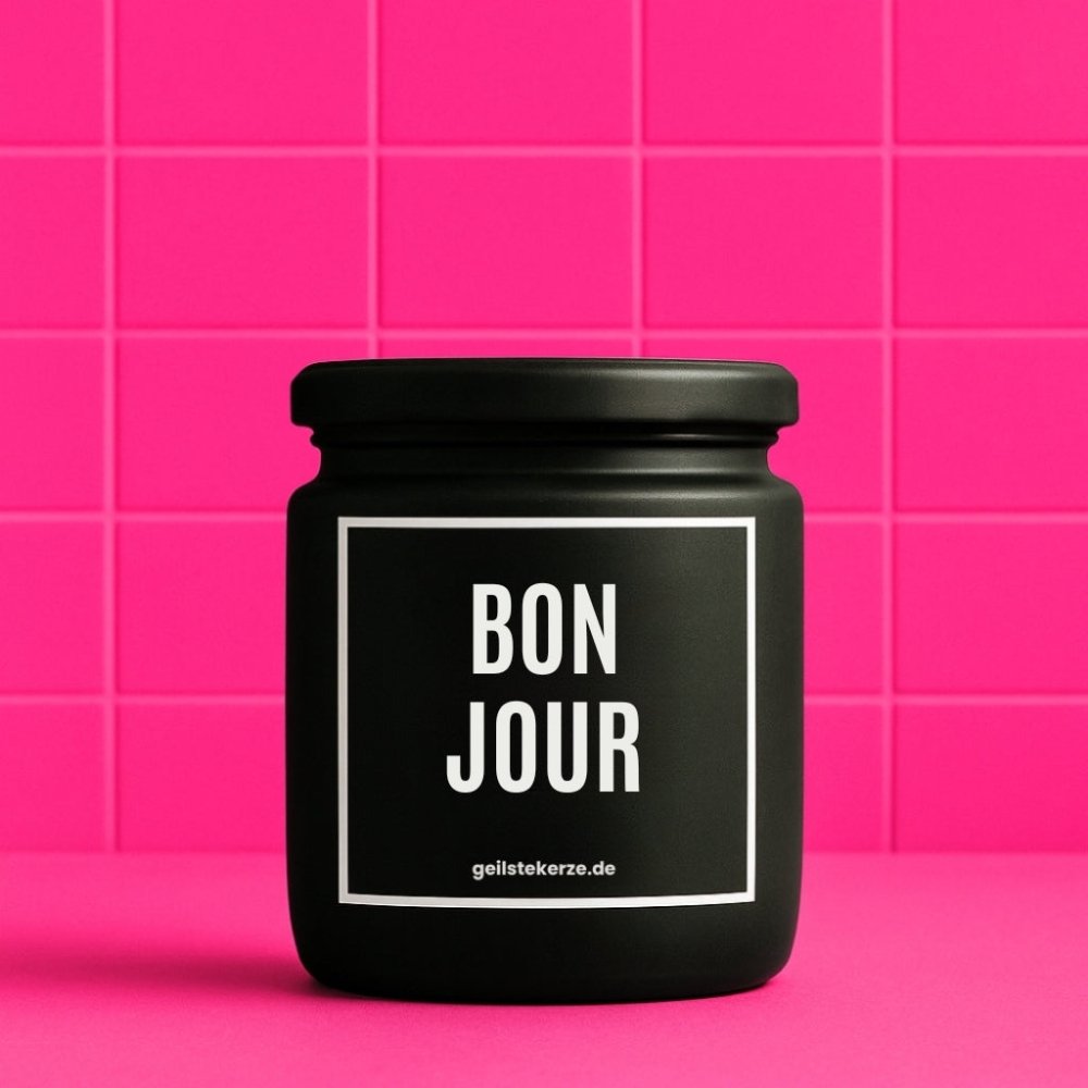 Duftkerze mit Spruch von geilstekerze ist der neue Geschenketrend. Diese witzige Kerze Vegane Bio-Kerze mit Spruch – BON JOUR brennt mega lange sagenhafte 80 Stunde, hochwertige ätherische Öle schaffen beste Duftverteilung. Mit 1400 lustigen Sprüchen perfekt zum Verschenken. Handgemacht in Deutschland von geilstekerze.de -Die beste Duftkerze die du kaufen kannst.