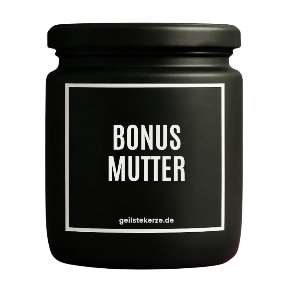Duftkerze mit Spruch von geilstekerze ist der neue Geschenketrend. Diese witzige Kerze Vegane Bio-Kerze mit Spruch – BONUS MUTTER brennt mega lange sagenhafte 80 Stunde, hochwertige ätherische Öle schaffen beste Duftverteilung. Mit 1400 lustigen Sprüchen perfekt zum Verschenken. Handgemacht in Deutschland von geilstekerze.de -Die beste Duftkerze die du kaufen kannst.