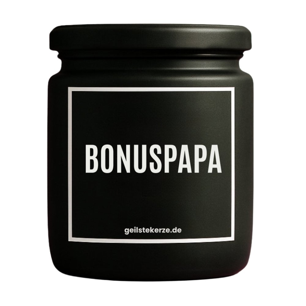 Duftkerze mit Spruch von geilstekerze ist der neue Geschenketrend. Diese witzige Kerze Vegane Bio-Kerze mit Spruch – BONUSPAPA brennt mega lange sagenhafte 80 Stunde, hochwertige ätherische Öle schaffen beste Duftverteilung. Mit 1400 lustigen Sprüchen perfekt zum Verschenken. Handgemacht in Deutschland von geilstekerze.de -Die beste Duftkerze die du kaufen kannst.
