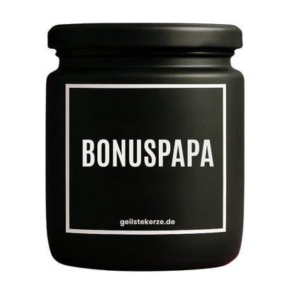 Duftkerze mit Spruch von geilstekerze ist der neue Geschenketrend. Diese witzige Kerze Vegane Bio-Kerze mit Spruch – BONUSPAPA brennt mega lange sagenhafte 80 Stunde, hochwertige ätherische Öle schaffen beste Duftverteilung. Mit 1400 lustigen Sprüchen perfekt zum Verschenken. Handgemacht in Deutschland von geilstekerze.de -Die beste Duftkerze die du kaufen kannst.