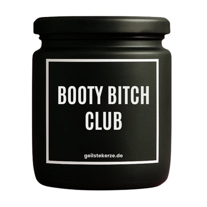 Duftkerze mit Spruch von geilstekerze ist der neue Geschenketrend. Diese witzige Kerze Vegane Bio-Kerze mit Spruch – BOOTY BITCH CLUB brennt mega lange sagenhafte 80 Stunde, hochwertige ätherische Öle schaffen beste Duftverteilung. Mit 1400 lustigen Sprüchen perfekt zum Verschenken. Handgemacht in Deutschland von geilstekerze.de -Die beste Duftkerze die du kaufen kannst.