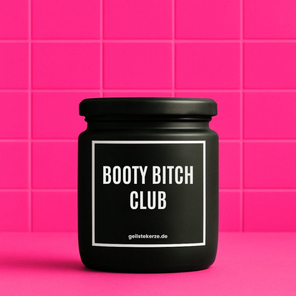 Duftkerze mit Spruch von geilstekerze ist der neue Geschenketrend. Diese witzige Kerze Vegane Bio-Kerze mit Spruch – BOOTY BITCH CLUB brennt mega lange sagenhafte 80 Stunde, hochwertige ätherische Öle schaffen beste Duftverteilung. Mit 1400 lustigen Sprüchen perfekt zum Verschenken. Handgemacht in Deutschland von geilstekerze.de -Die beste Duftkerze die du kaufen kannst.