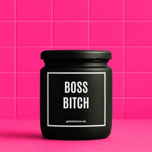 Duftkerze mit Spruch von geilstekerze ist der neue Geschenketrend. Diese witzige Kerze Vegane Bio-Kerze mit Spruch – BOSS BITCH brennt mega lange sagenhafte 80 Stunde, hochwertige ätherische Öle schaffen beste Duftverteilung. Mit 1400 lustigen Sprüchen perfekt zum Verschenken. Handgemacht in Deutschland von geilstekerze.de -Die beste Duftkerze die du kaufen kannst.
