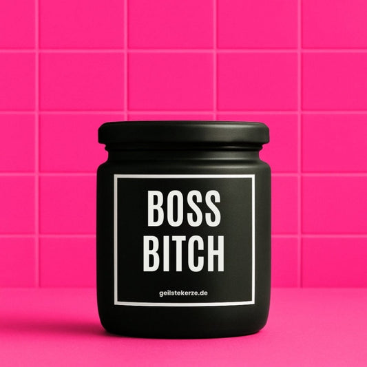 Duftkerze mit Spruch von geilstekerze ist der neue Geschenketrend. Diese witzige Kerze Vegane Bio-Kerze mit Spruch – BOSS BITCH brennt mega lange sagenhafte 80 Stunde, hochwertige ätherische Öle schaffen beste Duftverteilung. Mit 1400 lustigen Sprüchen perfekt zum Verschenken. Handgemacht in Deutschland von geilstekerze.de -Die beste Duftkerze die du kaufen kannst.