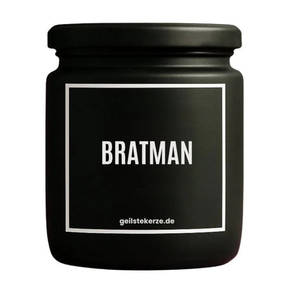 Duftkerze mit Spruch von geilstekerze ist der neue Geschenketrend. Diese witzige Kerze Vegane Bio-Kerze mit Spruch – BRATMAN brennt mega lange sagenhafte 80 Stunde, hochwertige ätherische Öle schaffen beste Duftverteilung. Mit 1400 lustigen Sprüchen perfekt zum Verschenken. Handgemacht in Deutschland von geilstekerze.de -Die beste Duftkerze die du kaufen kannst.