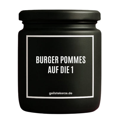 Duftkerze mit Spruch von geilstekerze ist der neue Geschenketrend. Diese witzige Kerze Vegane Bio-Kerze mit Spruch – BURGER POMMES AUF DIE 1 brennt mega lange sagenhafte 80 Stunde, hochwertige ätherische Öle schaffen beste Duftverteilung. Mit 1400 lustigen Sprüchen perfekt zum Verschenken. Handgemacht in Deutschland von geilstekerze.de -Die beste Duftkerze die du kaufen kannst.