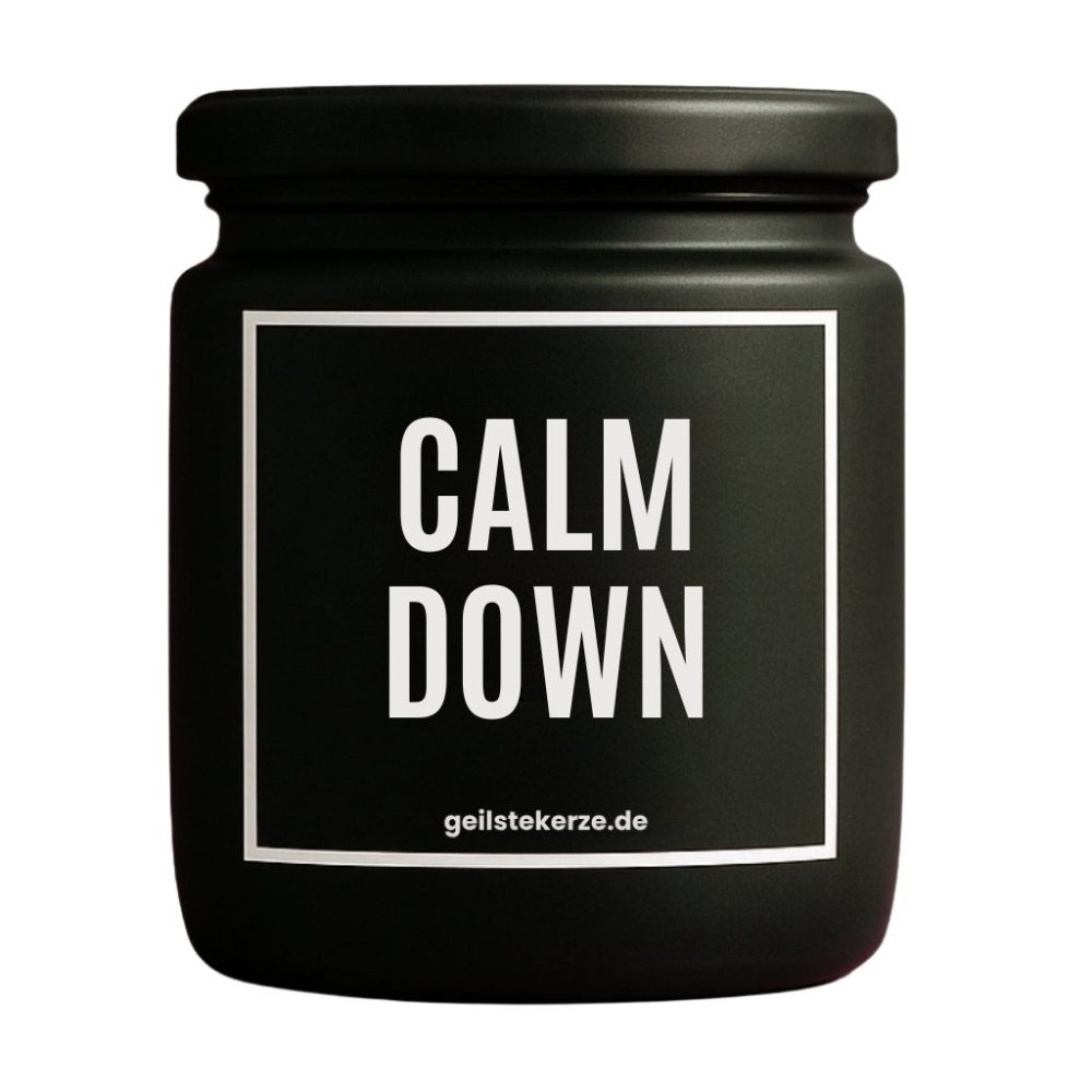 Duftkerze mit Spruch von geilstekerze ist der neue Geschenketrend. Diese witzige Kerze Vegane Bio-Kerze mit Spruch – CALM DOWN brennt mega lange sagenhafte 80 Stunde, hochwertige ätherische Öle schaffen beste Duftverteilung. Mit 1400 lustigen Sprüchen perfekt zum Verschenken. Handgemacht in Deutschland von geilstekerze.de -Die beste Duftkerze die du kaufen kannst.