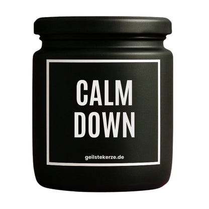 Duftkerze mit Spruch von geilstekerze ist der neue Geschenketrend. Diese witzige Kerze Vegane Bio-Kerze mit Spruch – CALM DOWN brennt mega lange sagenhafte 80 Stunde, hochwertige ätherische Öle schaffen beste Duftverteilung. Mit 1400 lustigen Sprüchen perfekt zum Verschenken. Handgemacht in Deutschland von geilstekerze.de -Die beste Duftkerze die du kaufen kannst.