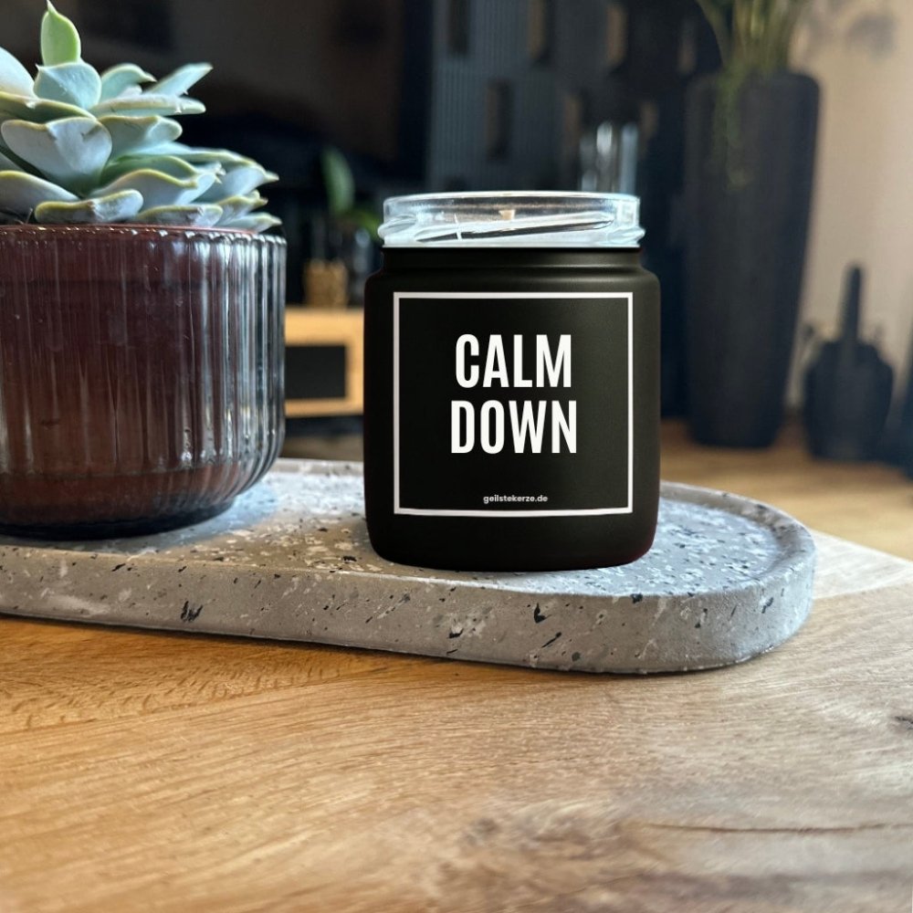 Duftkerze mit Spruch von geilstekerze ist der neue Geschenketrend. Diese witzige Kerze Vegane Bio-Kerze mit Spruch – CALM DOWN brennt mega lange sagenhafte 80 Stunde, hochwertige ätherische Öle schaffen beste Duftverteilung. Mit 1400 lustigen Sprüchen perfekt zum Verschenken. Handgemacht in Deutschland von geilstekerze.de -Die beste Duftkerze die du kaufen kannst.