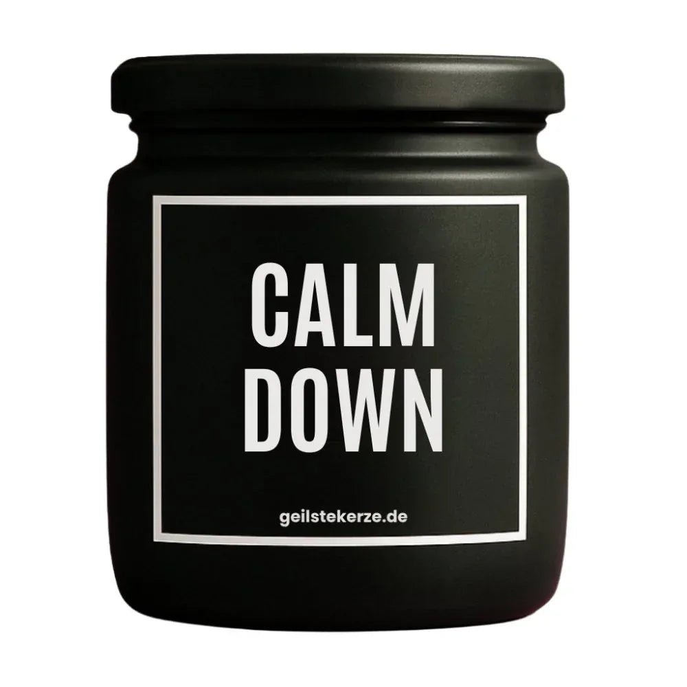 Duftkerze mit Spruch von geilstekerze ist der neue Geschenketrend. Diese witzige Kerze Vegane Bio-Kerze mit Spruch – CALM DOWN brennt mega lange sagenhafte 80 Stunde, hochwertige ätherische Öle schaffen beste Duftverteilung. Mit 1400 lustigen Sprüchen perfekt zum Verschenken. Handgemacht in Deutschland von geilstekerze.de -Die beste Duftkerze die du kaufen kannst.