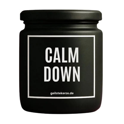 Duftkerze mit Spruch von geilstekerze ist der neue Geschenketrend. Diese witzige Kerze Vegane Bio-Kerze mit Spruch – CALM DOWN brennt mega lange sagenhafte 80 Stunde, hochwertige ätherische Öle schaffen beste Duftverteilung. Mit 1400 lustigen Sprüchen perfekt zum Verschenken. Handgemacht in Deutschland von geilstekerze.de -Die beste Duftkerze die du kaufen kannst.