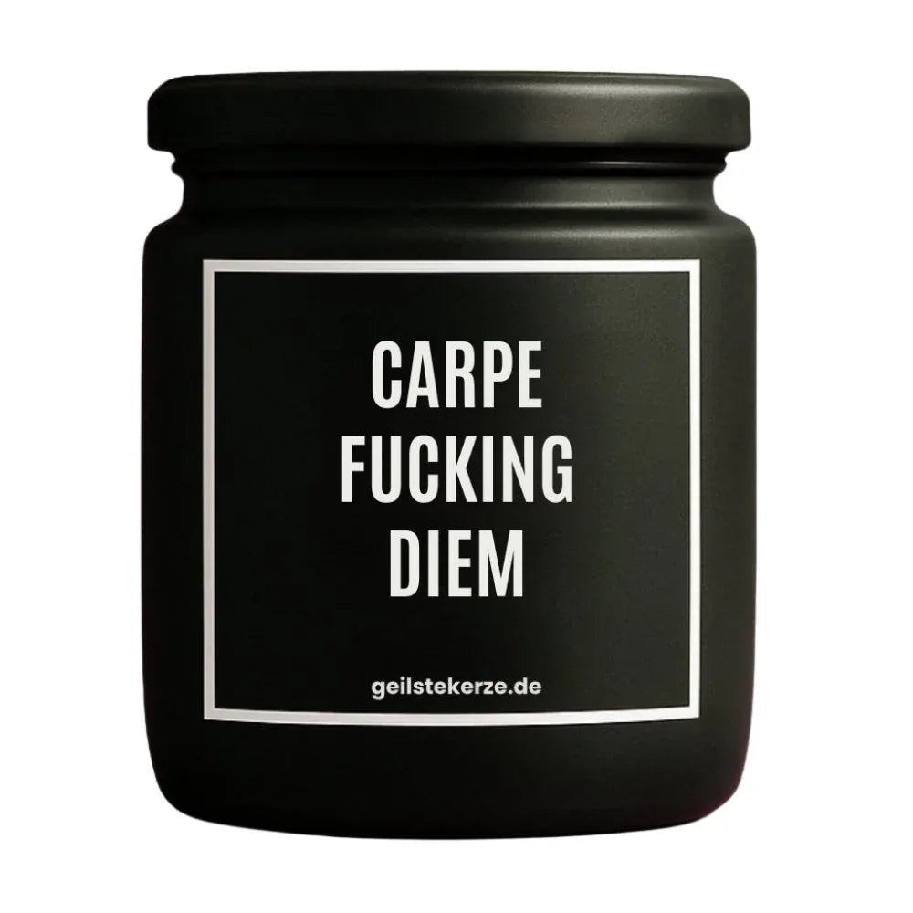 Duftkerze mit Spruch von geilstekerze ist der neue Geschenketrend. Diese witzige Kerze Vegane Bio-Kerze mit Spruch – CARPE FUCKING DIEM brennt mega lange sagenhafte 80 Stunde, hochwertige ätherische Öle schaffen beste Duftverteilung. Mit 1400 lustigen Sprüchen perfekt zum Verschenken. Handgemacht in Deutschland von geilstekerze.de -Die beste Duftkerze die du kaufen kannst.