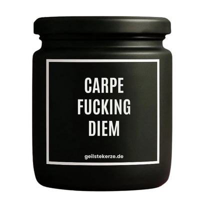 Duftkerze mit Spruch von geilstekerze ist der neue Geschenketrend. Diese witzige Kerze Vegane Bio-Kerze mit Spruch – CARPE FUCKING DIEM brennt mega lange sagenhafte 80 Stunde, hochwertige ätherische Öle schaffen beste Duftverteilung. Mit 1400 lustigen Sprüchen perfekt zum Verschenken. Handgemacht in Deutschland von geilstekerze.de -Die beste Duftkerze die du kaufen kannst.