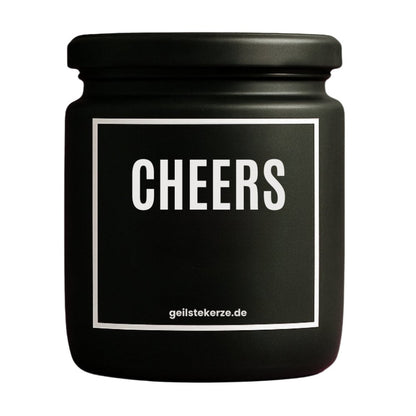 Duftkerze mit Spruch von geilstekerze ist der neue Geschenketrend. Diese witzige Kerze Vegane Bio-Kerze mit Spruch – CHEERS brennt mega lange sagenhafte 80 Stunde, hochwertige ätherische Öle schaffen beste Duftverteilung. Mit 1400 lustigen Sprüchen perfekt zum Verschenken. Handgemacht in Deutschland von geilstekerze.de -Die beste Duftkerze die du kaufen kannst.