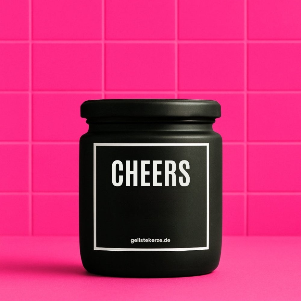 Duftkerze mit Spruch von geilstekerze ist der neue Geschenketrend. Diese witzige Kerze Vegane Bio-Kerze mit Spruch – CHEERS brennt mega lange sagenhafte 80 Stunde, hochwertige ätherische Öle schaffen beste Duftverteilung. Mit 1400 lustigen Sprüchen perfekt zum Verschenken. Handgemacht in Deutschland von geilstekerze.de -Die beste Duftkerze die du kaufen kannst.
